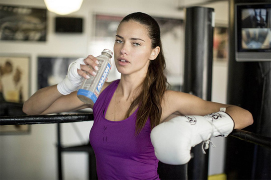Thiên thần nội y nóng bỏng của Victoria's Secret Adriana Lima đã giữ dáng nhờ bí quyết này - ảnh 11